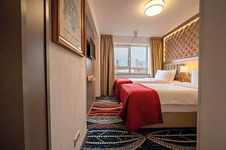 Quintuple Room