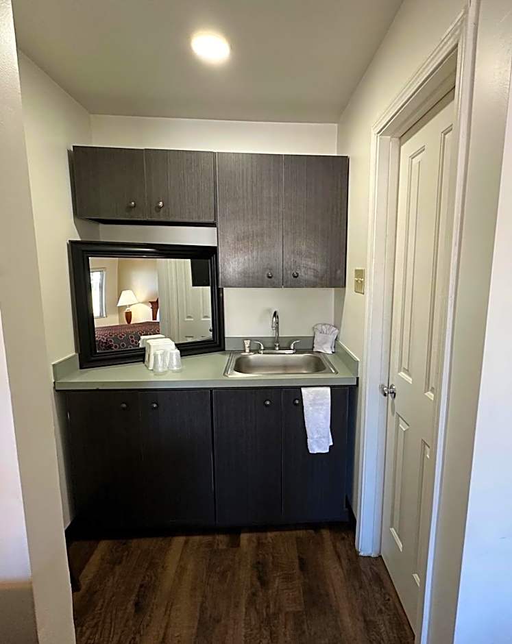 Desert Sands Inn & Suites