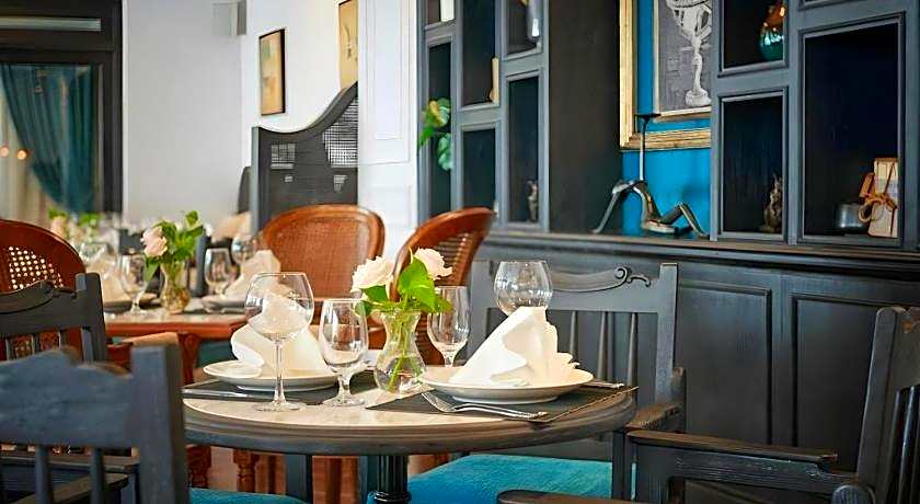 Manoir Des Arts Hotel