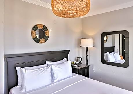 Deluxe Double Room with Side Sea View