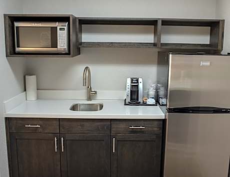 2 Queen Beds Suite Mobile Access Tub