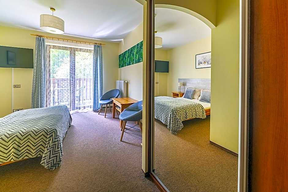 Nefryt - lodówka i czajnik w pokoju, dwa aneksy kuchenne ogólnodostępne, duży parking