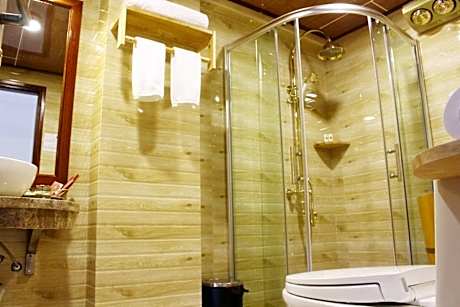 FAMILY 2 QUEEN ROOM NO WINDOW