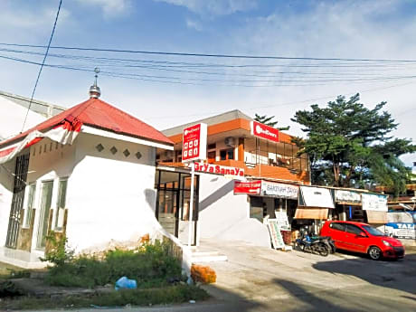 RedDoorz Syariah near Pasar Raya Padang