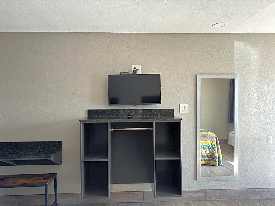 Nola Inn & Suites