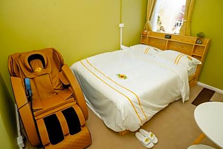 Queen Room with Shared Bathroom