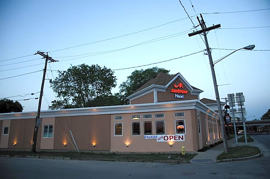 Aashram Hotel by Niagara River