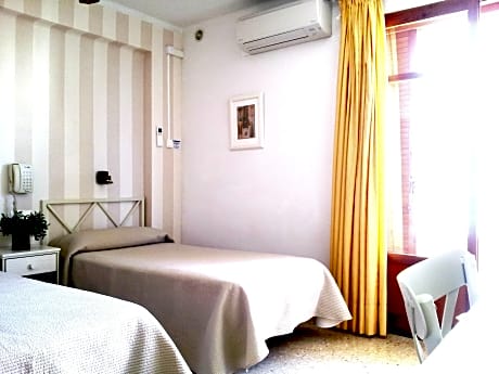 DOUBLE ROOM 2 ADULTS + 1 CHILD