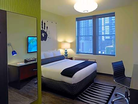 Queen Room with Walk In Shower - Mobility Accessible/Non-Smoking