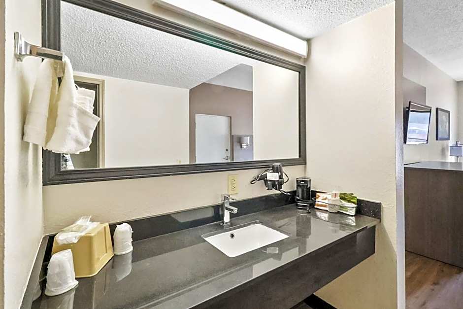 Red Roof Inn & Suites Fayetteville-Fort Bragg