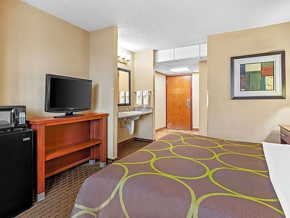 Super 8 by Wyndham Sturtevant Racine