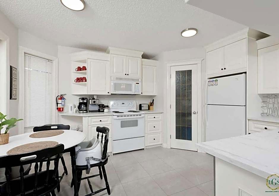 Casa Pura Vida Hot Tub, Pool & Ping Pong Tables w Backyard & BBQ Come stay