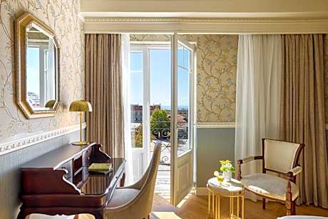 Deluxe Old Port View with twin beds, marble bathroom and wooden floor