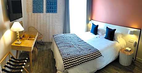 Double Room with Balcony and Partial Sea View