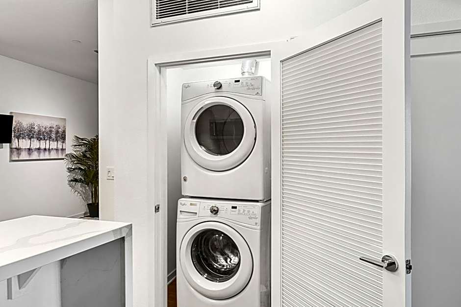 Beverly Grove Chic City Oasis 2 BR Apt with Den 138