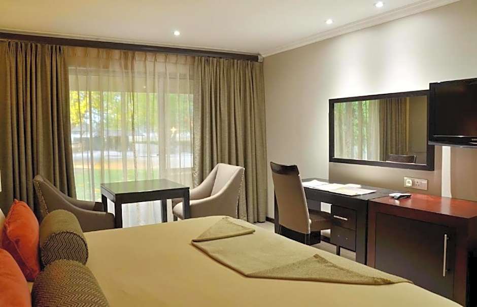 Cresta Riley's Hotel