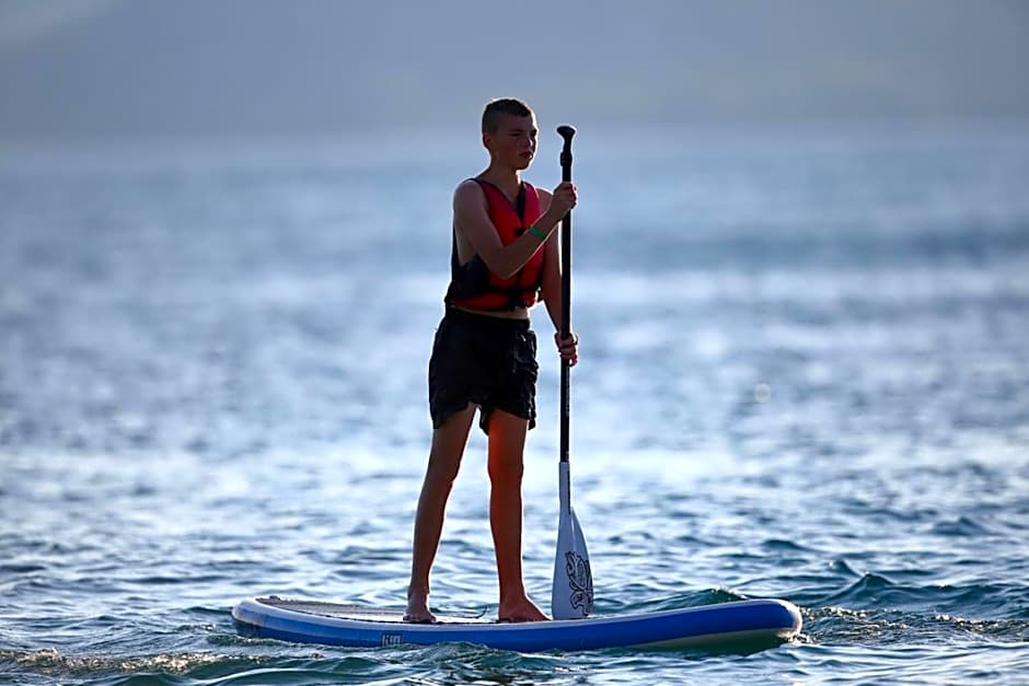 Pine Beach Pakostane Glamping Homes - All Inclusive light