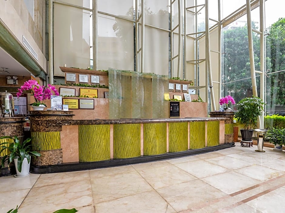 Royalty Hotel