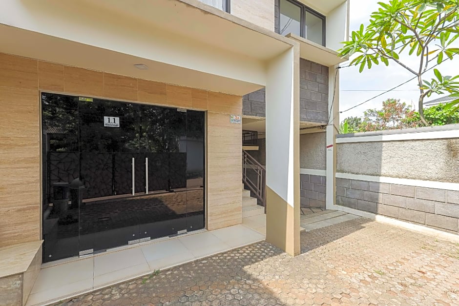 RedDoorz Syariah near Green Park Jatiwarna