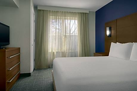 One-Bedroom Queen Suite with Sofa Bed - Hearing Accessible
