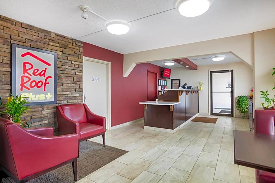 HomeTowne Studios by Red Roof Huntsville - Madison
