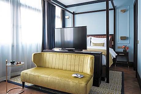 One-Bedroom Junior King Suite