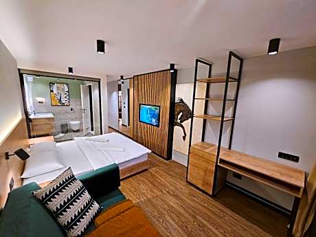 Deluxe Double Room (2 Adults + 1 Child)