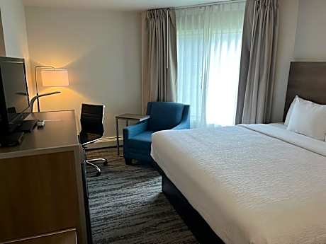 1 King Bed Nonsmoking