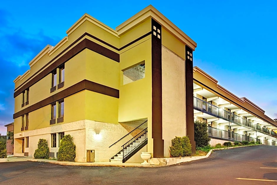 Super 8 by Wyndham Raleigh Downtown South