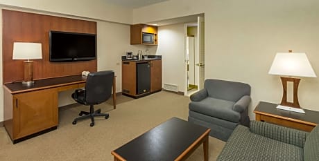 1 King Suite Mobility/Hearing Acces R-I Shwr