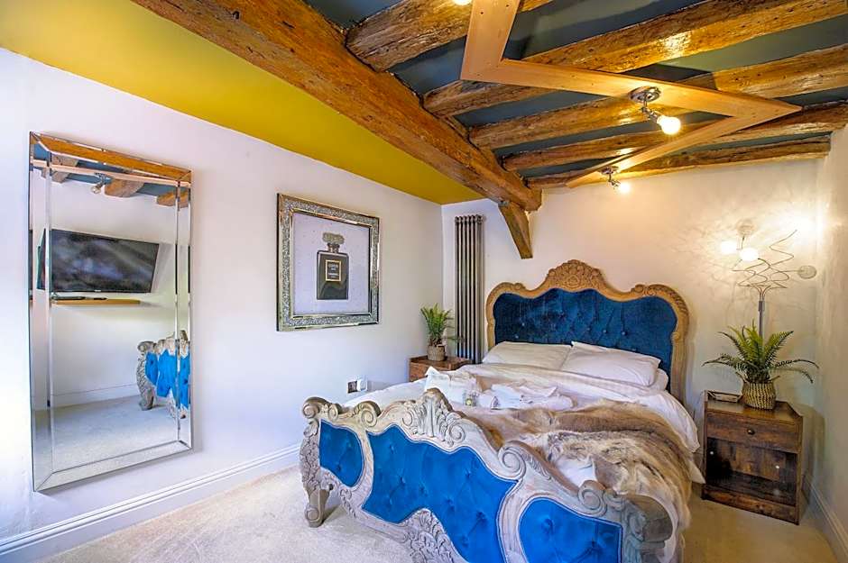 Executive Suite with Private HotTub, Full SkyTV in 600 Year Old Manor House