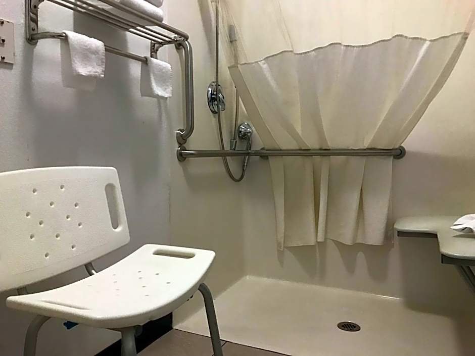 Days Inn & Suites by Wyndham Gresham