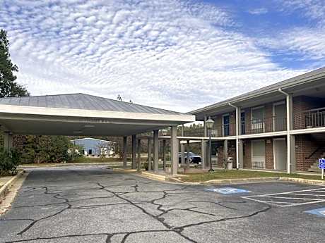 Motel 6 Sandersville, GA