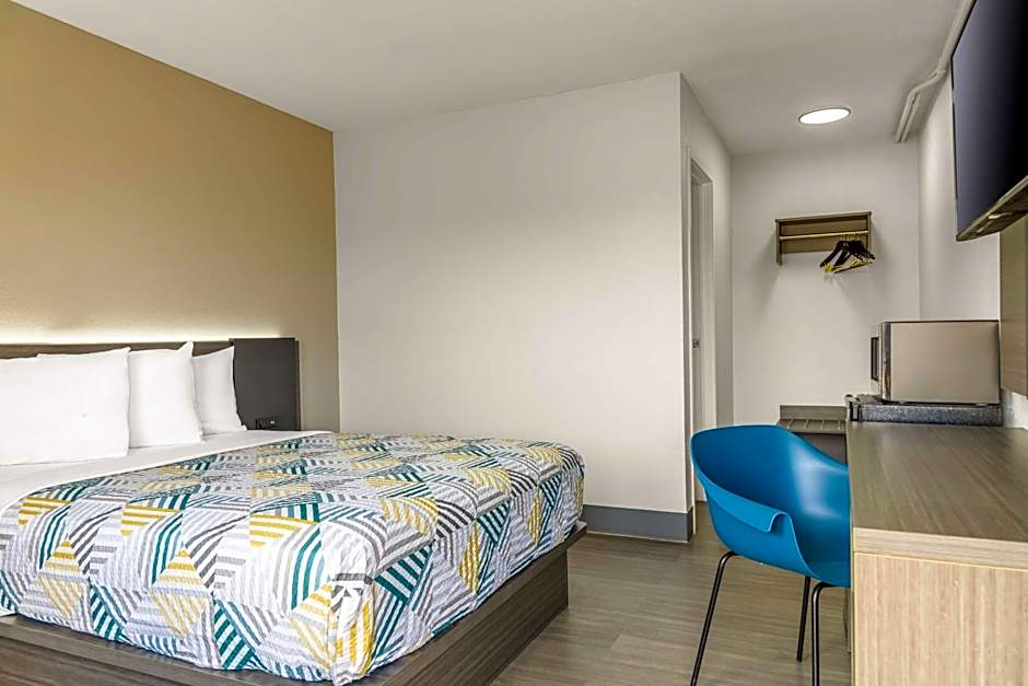 Home 6 Motel