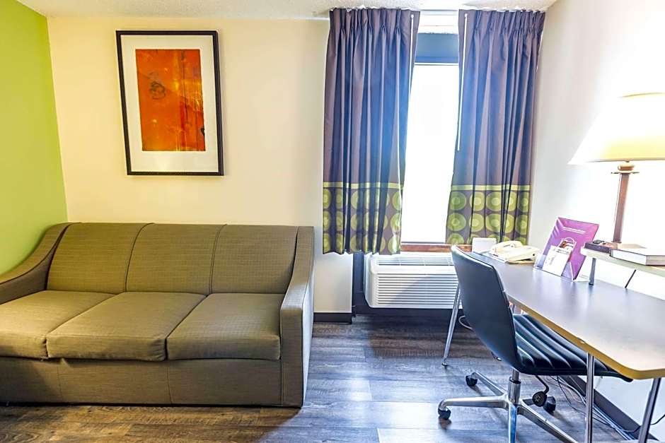 Super 8 by Wyndham Branson/Andy Williams Theatre