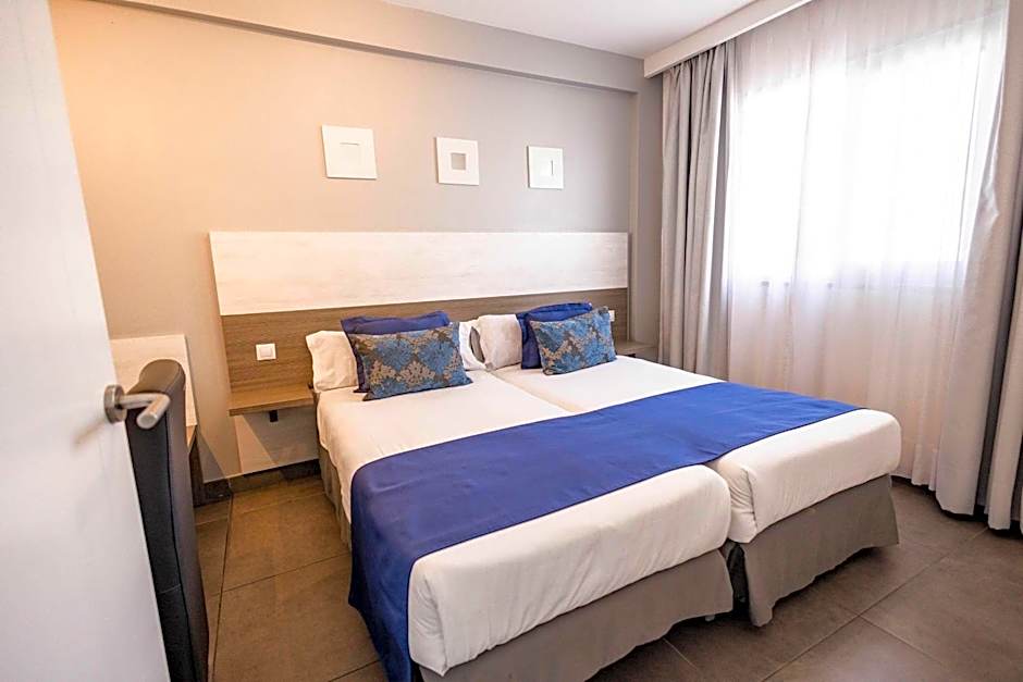 Classic 1 Bedroom Apartment, Balcony — 12 fotoğraftan 1. fotoğraf