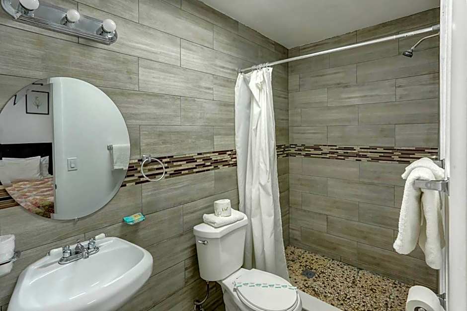 Richard's Motel Courtyard