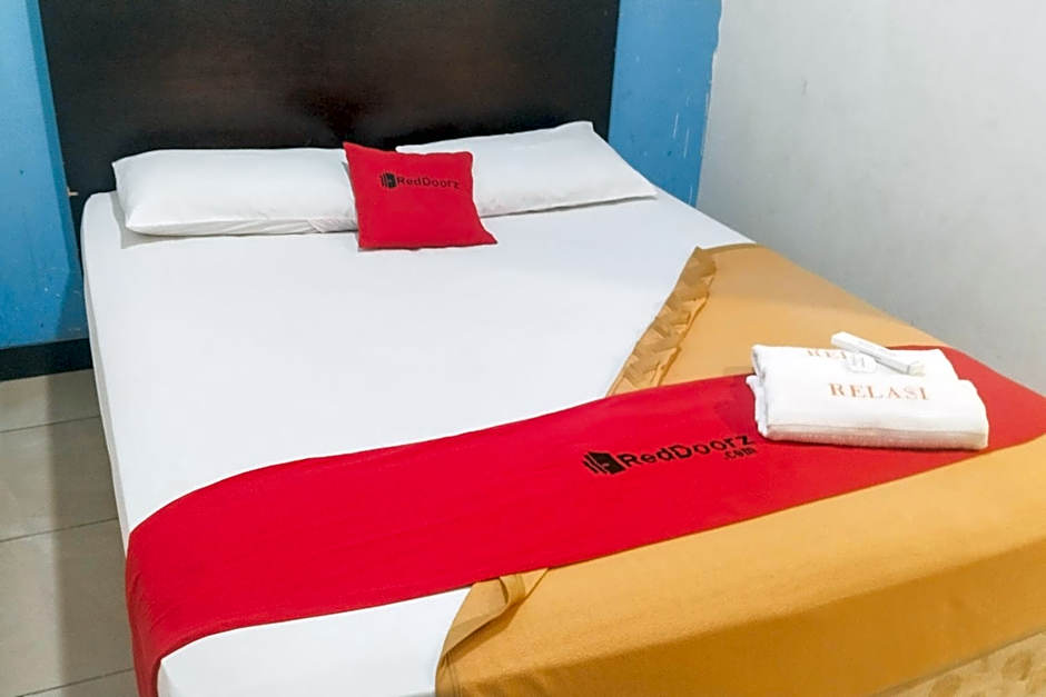 RedDoorz near Living Plaza Palembang