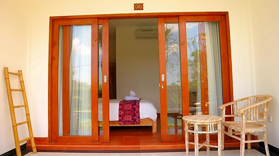 seno guesthouse and cafe