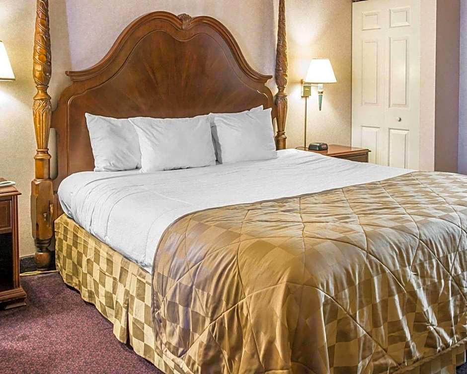 Clarion Hotel Mackinaw City Beachfront