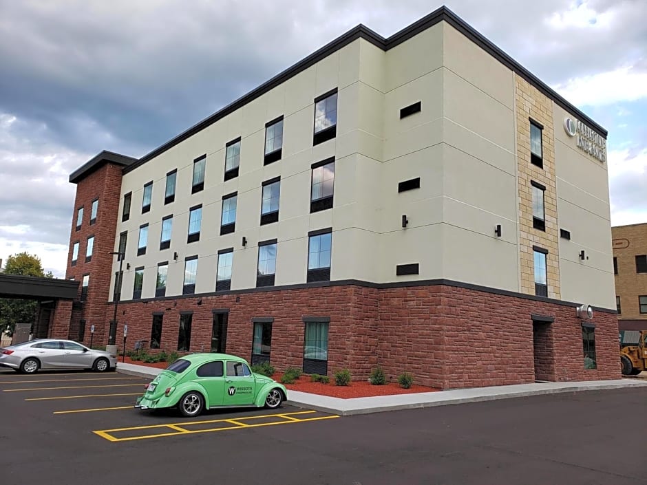 Cobblestone Hotel & Suites - Janesville