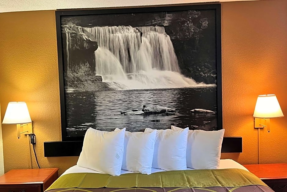 Super 8 by Wyndham Indianapolis/NE/Castleton Area