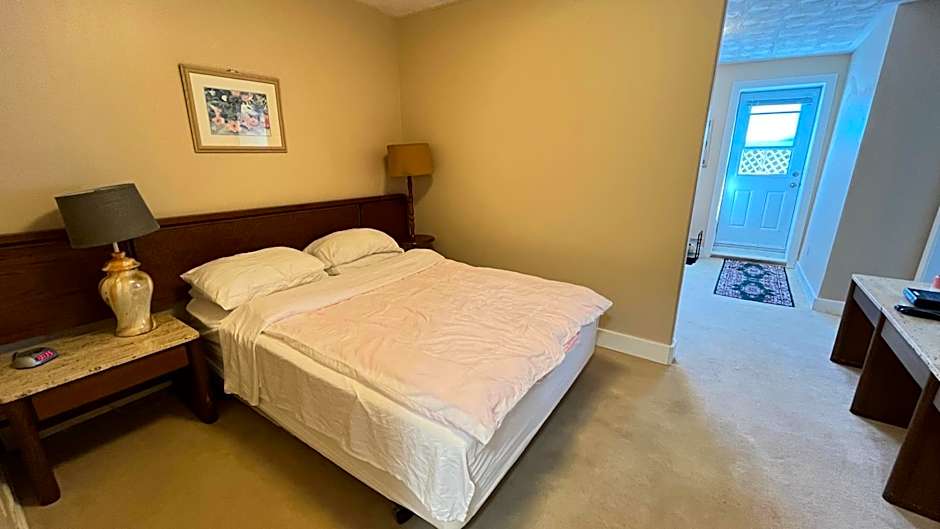 Admiral's Quay Motel & Suites