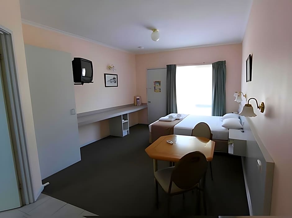 Lazy River Motor Inn