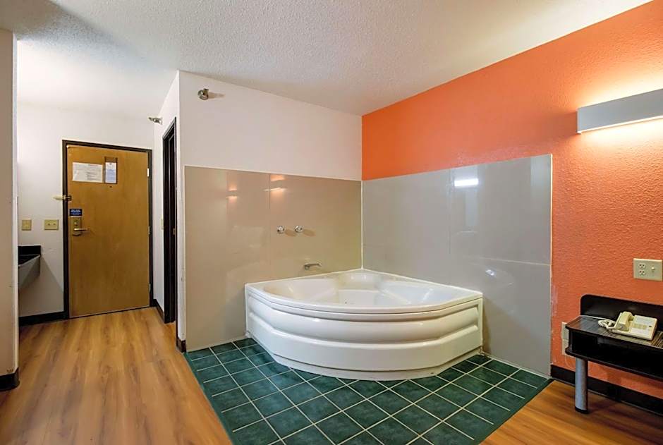 Motel 6-Davenport, IA