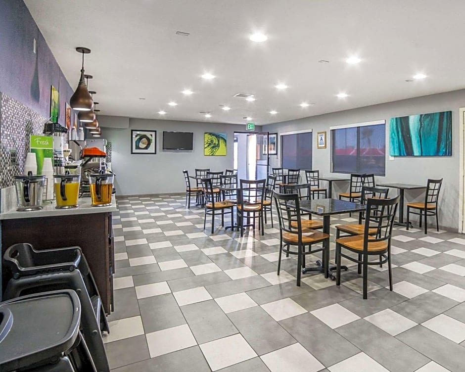 Rodeway Inn & Suites