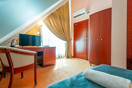 Small Single Room with Park View