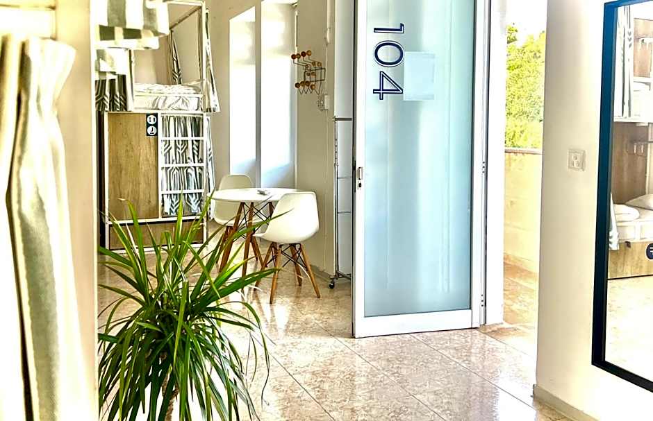 Follow the Sun Boutique Hostel - Pool, Breakfast & Sea Views