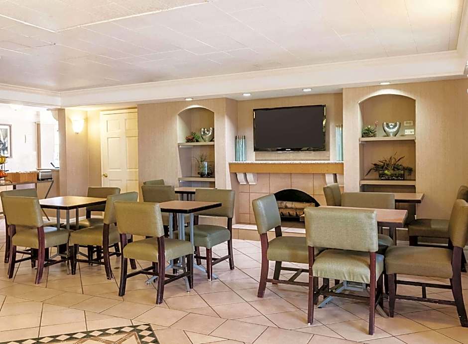 La Quinta Inn & Suites by Wyndham New Orleans West Bank