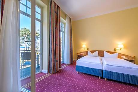 Family Room Oceanside (2 Adults + 2 Children)